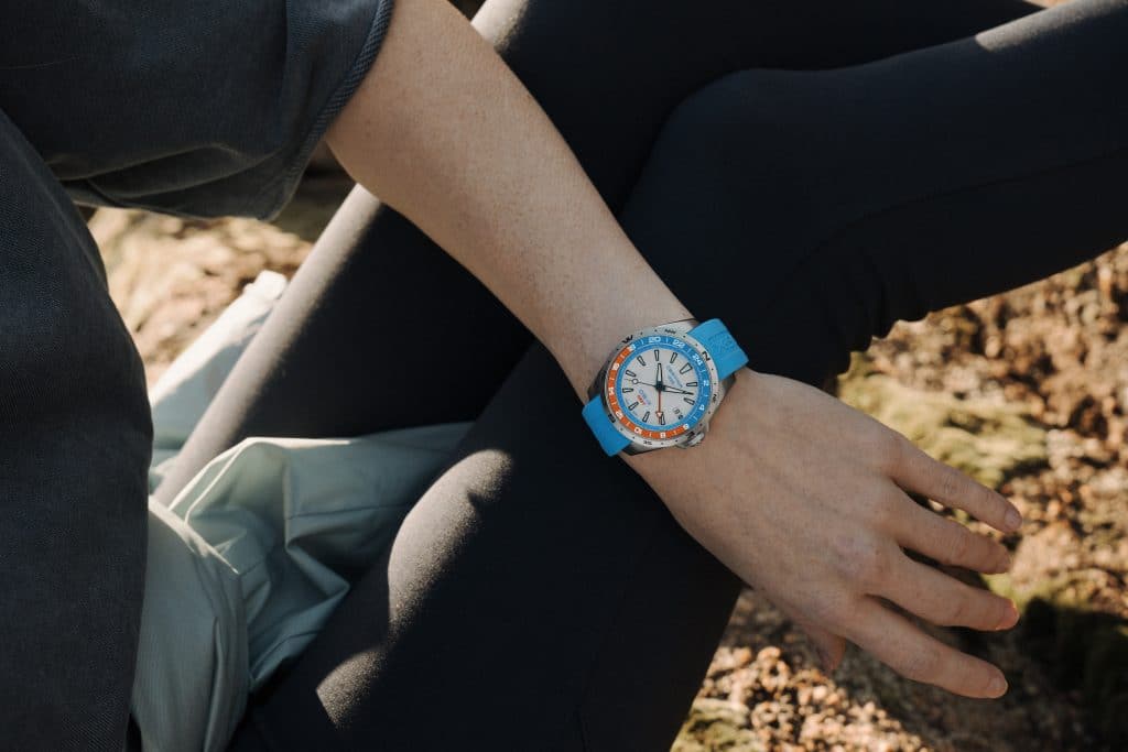 Blå modell fra Certina DS-X GMT kolleksjonen på damearm