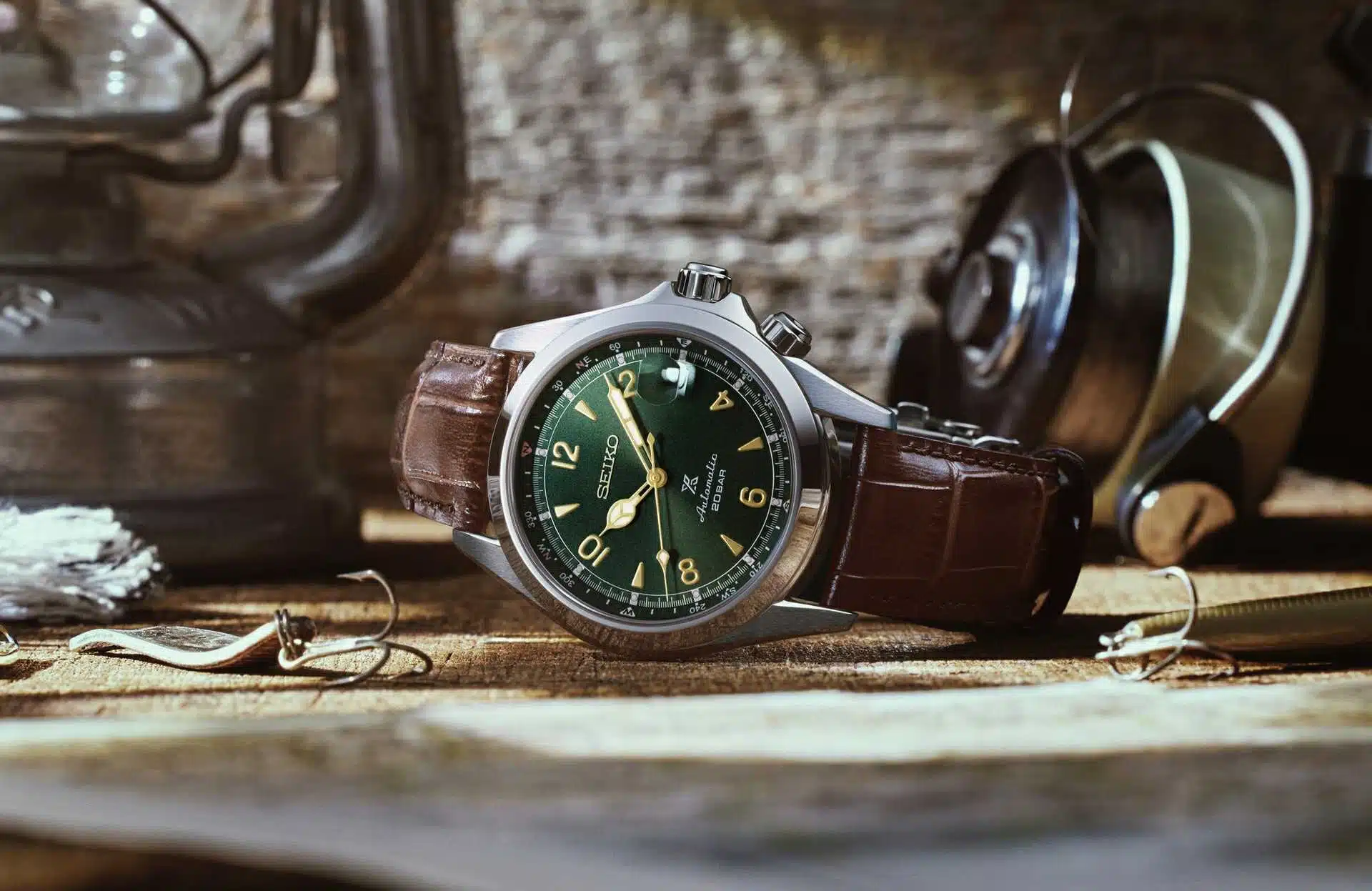 Seiko Prospex armbåndsur med grønn urskive og brun lærrem på rustikt trebord