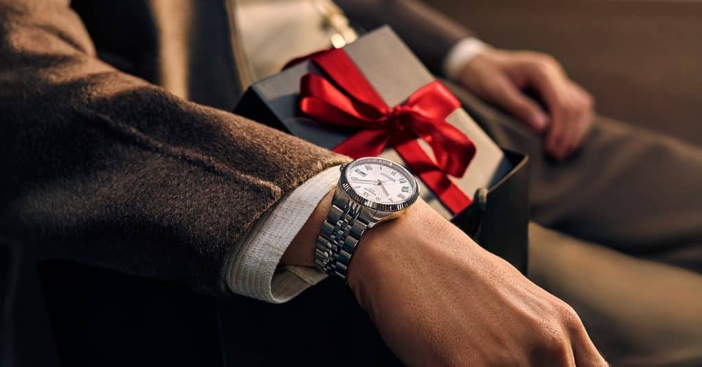 Tissot klokke på en manns håndledd