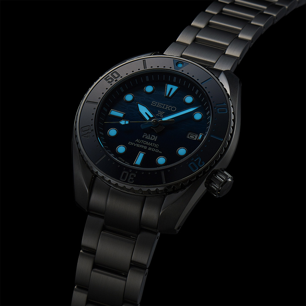 Seiko Prospex PADI dykkerklokke i mørket